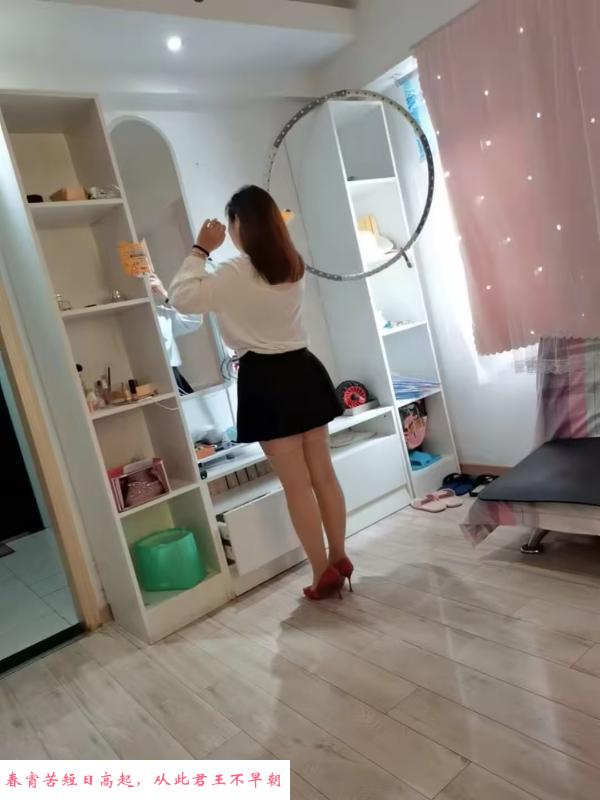 肤白御姐 第1张