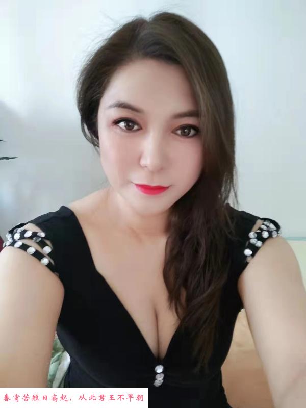 丰乳肥臀的大尺熟女 第2张