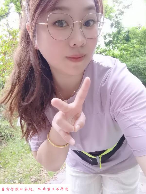 风骚眼镜老师 第1张