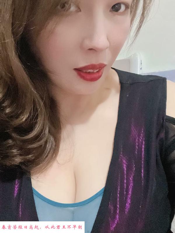 三峡广场美熟妇 第2张