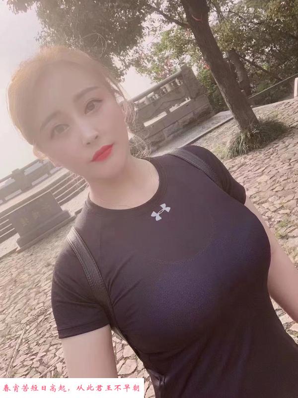 园区大胸少妇 第1张