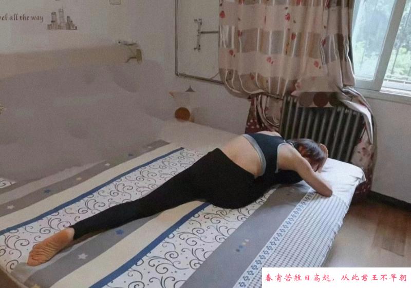 南开健身美女一字马 第1张