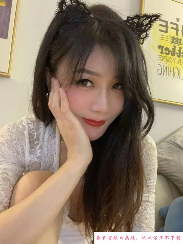 制服诱惑的少妇 第1张
