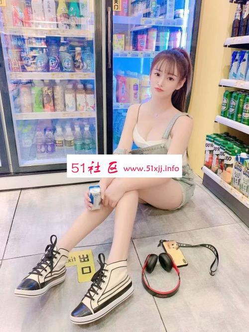 体验性感车模，皮肤白嫩，性感波波惹人喜欢 第2张