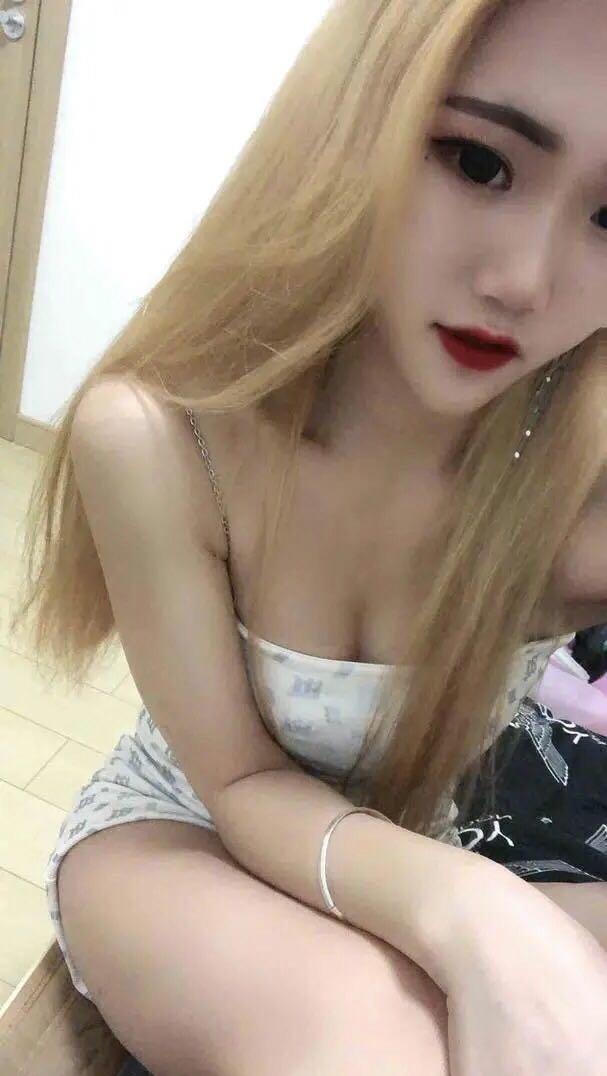 金色长发的嫩妹 第3张