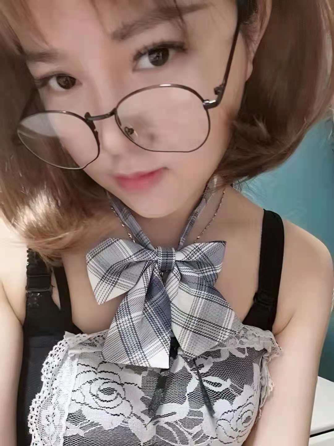 雨花区依依短发眼镜骚气妹子 第2张