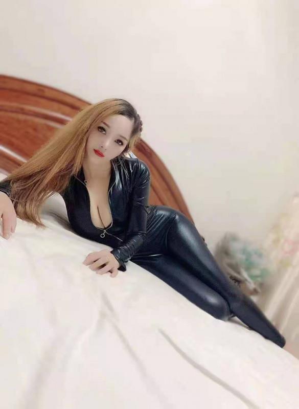 出击长腿骚货 第2张