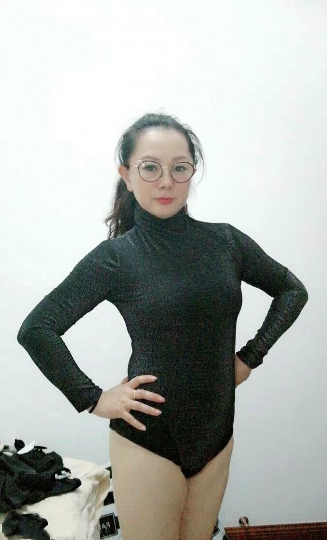 刚下海的眼镜熟女 第1张