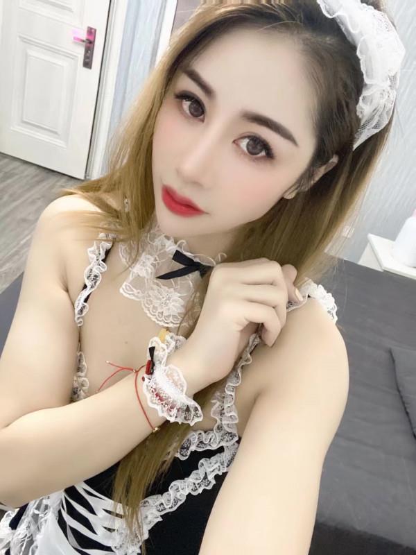 颜值和服务都不错的酒娘 第1张