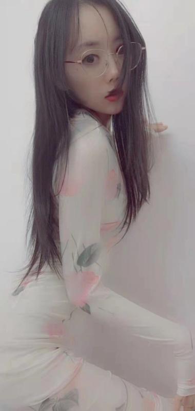 风骚眼镜女 第2张
