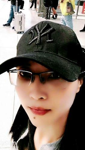 河西练瑜伽的美女 第1张