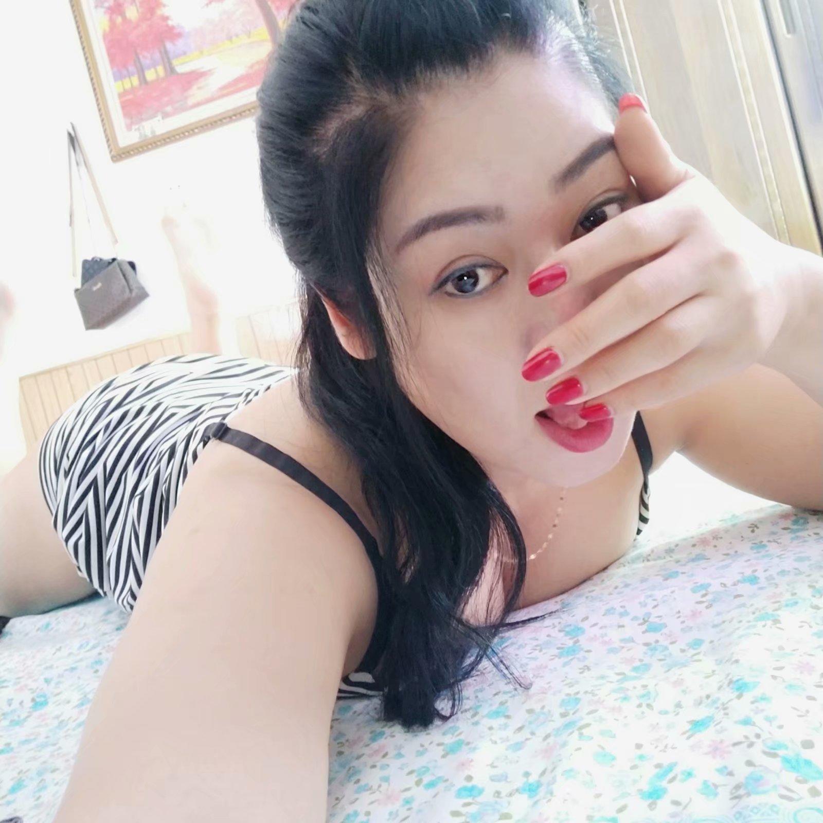 盖州街妹子不错，还会一字马 第2张