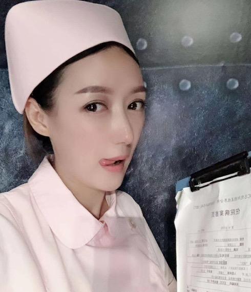 白嫩长腿妹子 第3张